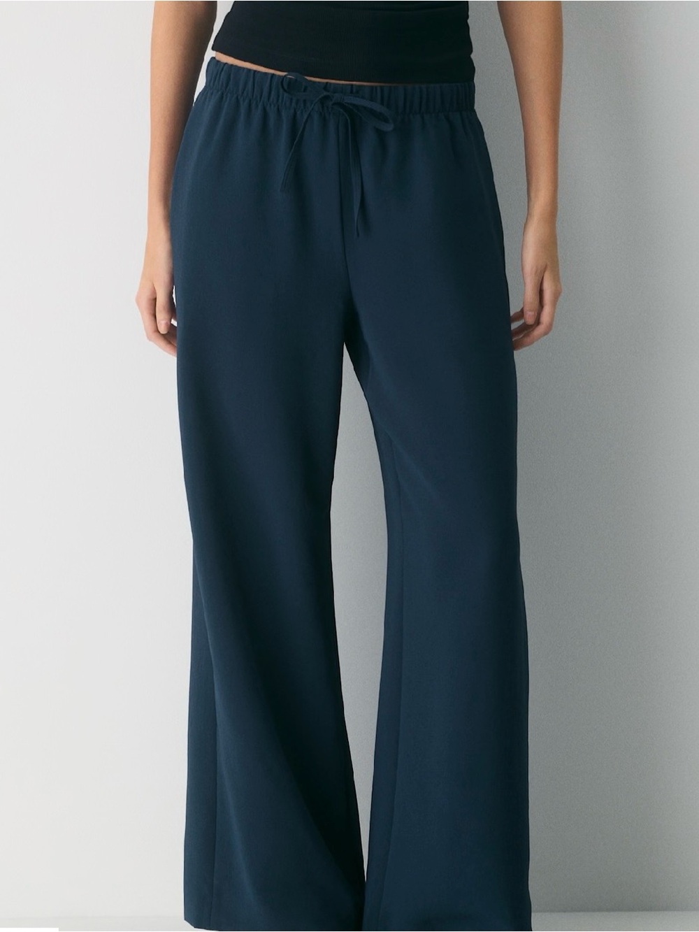 Aritzia Lodge Pant Crepette
Admiral
Size Medium